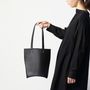 Sacs et cabas - FOLD TOTE M - sac cabas en cuir - KENTO HASHIGUCHI