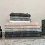 Objets de décoration - Collection de serviettes de bain avec tapis de bain assortis - TINKALU GMBH