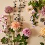 Décorations florales - Dahlia et rose - LOU DE CASTELLANE - Fleurs artificielles plus vraies que nature  - LOU DE CASTELLANE