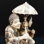 Sculptures, statuettes et miniatures - Ivoire de mammouth, Le Couple à l'ombrelle sur socle - TRESORIENT