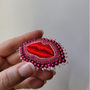 Bijoux - Broche Bouche Rouge perles roses - CELESTE MOGADOR