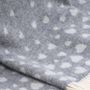 Plaids - Couvre-lit en pure laine Hearts - Disponible en gris et rouge - 130 x 190 cm - J.J. TEXTILE LTD