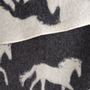 Plaids - Couverture en laine grand chevaux - Disponible en gris et noir - 130 x 180 cm - J.J. TEXTILE LTD