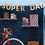 Objets déco enfant - Fête des pères: Carte avec porte-clés Super Hero, Carte avec épingle Cotillon, Chaussettes Dad, Sac cadeau #1 Dad - PARTYDECO