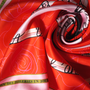 Foulards et écharpes - Foulard / carré - imprimé 100 % twill de soie - LES TUILERIES  - 65 x 65 cm - finition main - confectionné en France - Soiyage Paris - L'ATELIER DES CREATEURS
