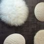 Tableaux - Tableau : 9 pompons blancs sur velours - BLANDINE PELHATE