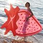 Outdoor decorative accessories - Luxe Lie-On Float Strawberry Pink Berry - SUNNYLIFE EUROPE LTD