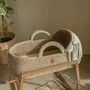 Mobilier bébé - Corbeille Moses à capuche avec décor en macramé et support à bascule - ANZY HOME