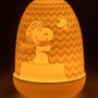 Lampes sans fil  - Lampe à dôme Snoopy™ - Lumière et parfum en porcelaine faits main Lladró - LLADRÓ