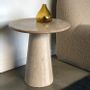 Tables de nuit - Table d'appoint en travertin beige. Plateau poli et pied brut. - FLOATING HOUSE COLLECTION