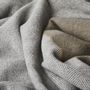 Objets de décoration - Plaid en laine mérinos Silver Scadán à chevrons - CUSHENDALE