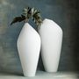 Vases - Vase en porcelaine LINDA, Bone China, blanc, élégant, moderne, fait main - KLATT OBJECTS