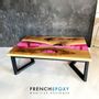 Objets design - Table basse en Noyer avec des pétales roses - FRENCH EPOXY