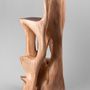 Chaises de jardin - Makha, chaise de bar, sculpture fonctionnelle sculptée dans une seule pièce de bois - LOGNITURE