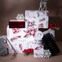 Cadeaux - Panier à motif décoratif Holly Jolly - (bougie en rubis, kit d'entretien pour bougies et lot de voyage de 3) - SEVA HOME