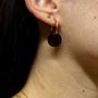 Bijoux - Boucles d’oreilles Créoles en laiton plaquée or et pendentif rond en matières recyclée - Materialys - MATERIALYS