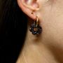 Bijoux - Boucles d’oreilles mini Créoles plaquée or et pendentif fleur en matières recyclée - Materialys - MATERIALYS