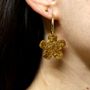Bijoux - Boucles d’oreilles Créoles plaquée or et pendentif fleur en matières recyclée - Materialys - MATERIALYS