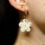 Bijoux - Boucles d’oreilles Créoles plaquée or et pendentif fleur en matières recyclée - Materialys - MATERIALYS