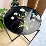 Décorations florales - Table basse en résine avec fleurs naturelles style zen - SI DECO