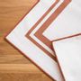 Serviettes - Serviettes en lin blanc Overlock SORRENTO - MAHE HOMEWARE