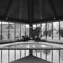 Photos d'art - Panneau de 24 tirages photo architecturaux en noir et blanc, de la série 'Somewhere to Swim', format 50x50 cm, encadrés dans une bordure blanche. - ANNA DOBROVOLSKAYA-MINTS