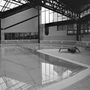 Photos d'art - Panneau de 24 tirages photo architecturaux en noir et blanc, de la série 'Somewhere to Swim', format 50x50 cm, encadrés dans une bordure blanche. - ANNA DOBROVOLSKAYA-MINTS
