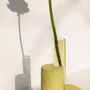 Vases - Cochlea della Metamorfosi n°1, vase jaune en verre et pierre pour fleu - COKI