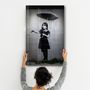 Autres décorations murales - Banksy - Fille avec un parapluie | Art mural en verre 110CMx70CM - ARTDESIGNA