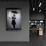 Autres décorations murales - Banksy - Fille avec un parapluie | Art mural en verre 110CMx70CM - ARTDESIGNA