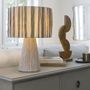 Lampes à poser - Lampe NIA en raphia - Abat-jour doré et naturel - ø 40 x 57,5 cm - BLANC D'IVOIRE