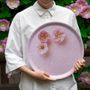 Trays - Round wooden serving tray - Trompe-l'œil pink flowers 38 cm - MONBOPLATO