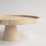 Plats et saladiers - TRAVERTINE CAKE STAND - KIWANO CONCEPT