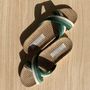 Homewear bien-être - LES MAURICETTES d'Alphonsine, claquettes croisées vertes - LES MAURICETTES