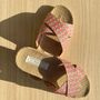 Homewear bien-être - LES MAURICETTES d'Alfrédine, claquettes roses à motif paon - LES MAURICETTES