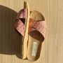 Homewear bien-être - LES MAURICETTES d'Alfrédine, claquettes roses à motif paon - LES MAURICETTES