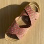 Homewear bien-être - LES MAURICETTES d'Alfrédine, claquettes roses à motif paon - LES MAURICETTES