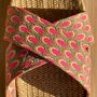Homewear bien-être - LES MAURICETTES d'Alfrédine, claquettes roses à motif paon - LES MAURICETTES