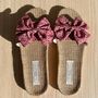 Homewear bien-être - LES MAURICETTES de Perrine, claquettes nouées roses à pois - LES MAURICETTES