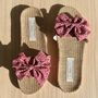 Homewear bien-être - LES MAURICETTES de Perrine, claquettes nouées roses à pois - LES MAURICETTES