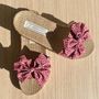 Homewear bien-être - LES MAURICETTES de Perrine, claquettes nouées roses à pois - LES MAURICETTES