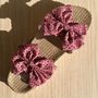 Homewear bien-être - LES MAURICETTES de Perrine, claquettes nouées roses à pois - LES MAURICETTES