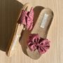 Homewear bien-être - LES MAURICETTES de Perrine, claquettes nouées roses à pois - LES MAURICETTES