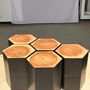 Tables basses - Ensemble de 5 stools hexagonaux en suar bicolore formant mobilier d'appoint modulaire (table basse / assise) - OFFICE OBJETS