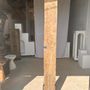 Sculptures, statuettes et miniatures - Elément de construction indonésienne en bois sculpté à motif de croix en frise géométrique rouge, bleue et jaune monté sur socle - OFFICE OBJETS
