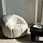 Fauteuils - Grand fauteuil blanc de repos de forme circulaire, garniture tissus blanc - OFFICE OBJETS