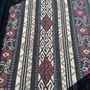 Tissus - Grand ikat à frise de losanges et motifs floraux stylisés (noir, rouge, blanc) 2m35x1m15 - OFFICE OBJETS