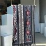 Tissus - Grand ikat à frise de losanges et motifs floraux stylisés (noir, rouge, blanc) 2m35x1m15 - OFFICE OBJETS