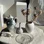 Vases - Mini vase soliflore en faïence à motifs de fleurs roses - OFFICE OBJETS