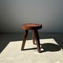 Tabourets - Petit tabouret en bois massif brun assise circulaire creusée H:40cm - OFFICE OBJETS